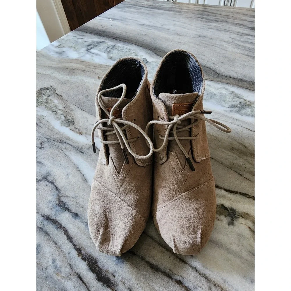 TOMS Desert‎ Wedge Ankle Booties Womens 8 Taupe Tan Suede Lace Up Chukka Boots